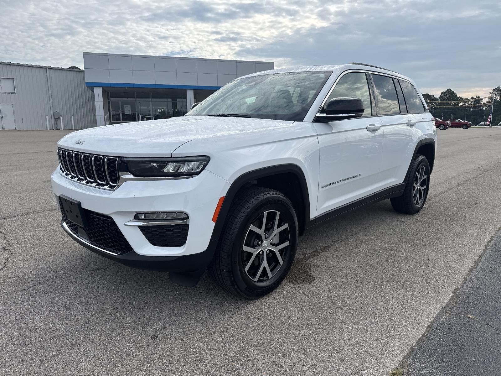 2025 Jeep Grand Cherokee Limited in White — front three-quarter view