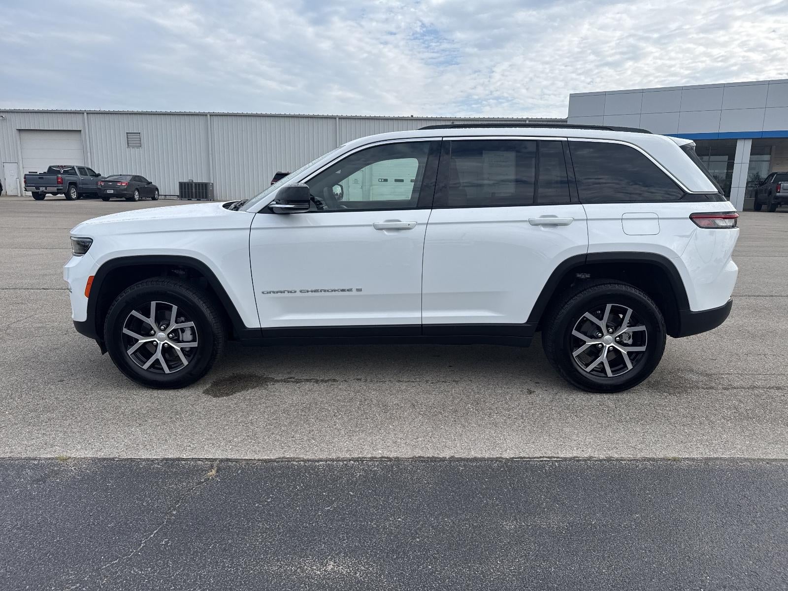 2025 Jeep Grand Cherokee — side profile view